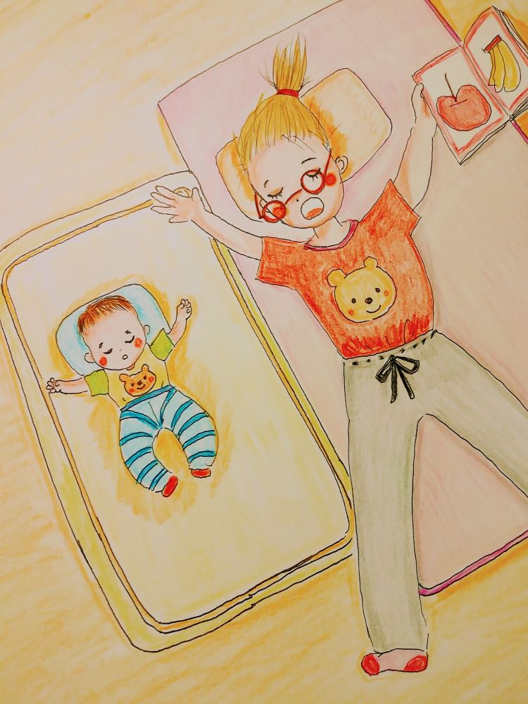 イラスト作品「親子だね」赤ちゃんをねかせつけるために絵本を読み聞かせしているうちに、ママもついウトウト。 ねかたがそっくりな親子。